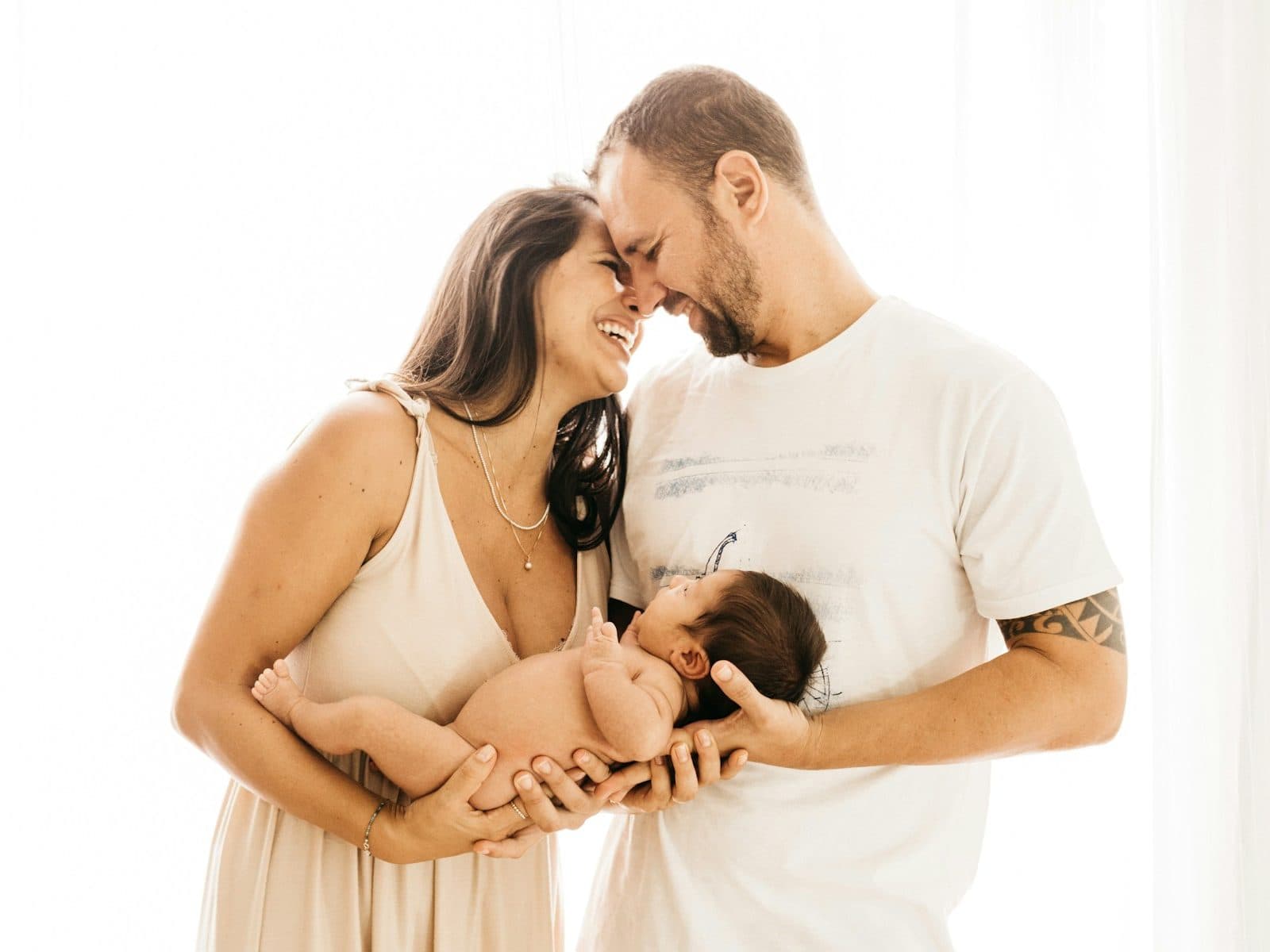 Parents tenant leur nouveau-né
